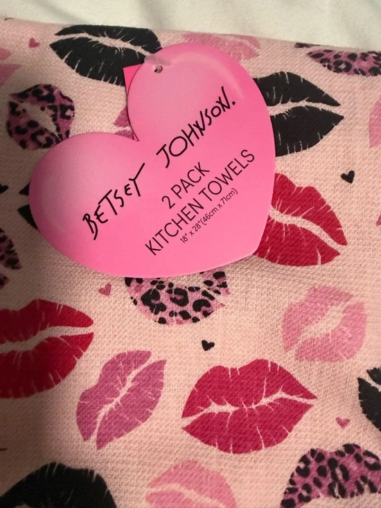 Betsy Johnson Pink Lip Print Kitchen Towel set of two! NWT - Picture 3 of 8